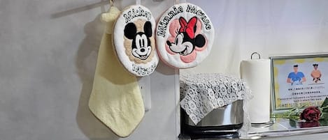 Fridge, microwave, stovetop, cookware/dishes/utensils