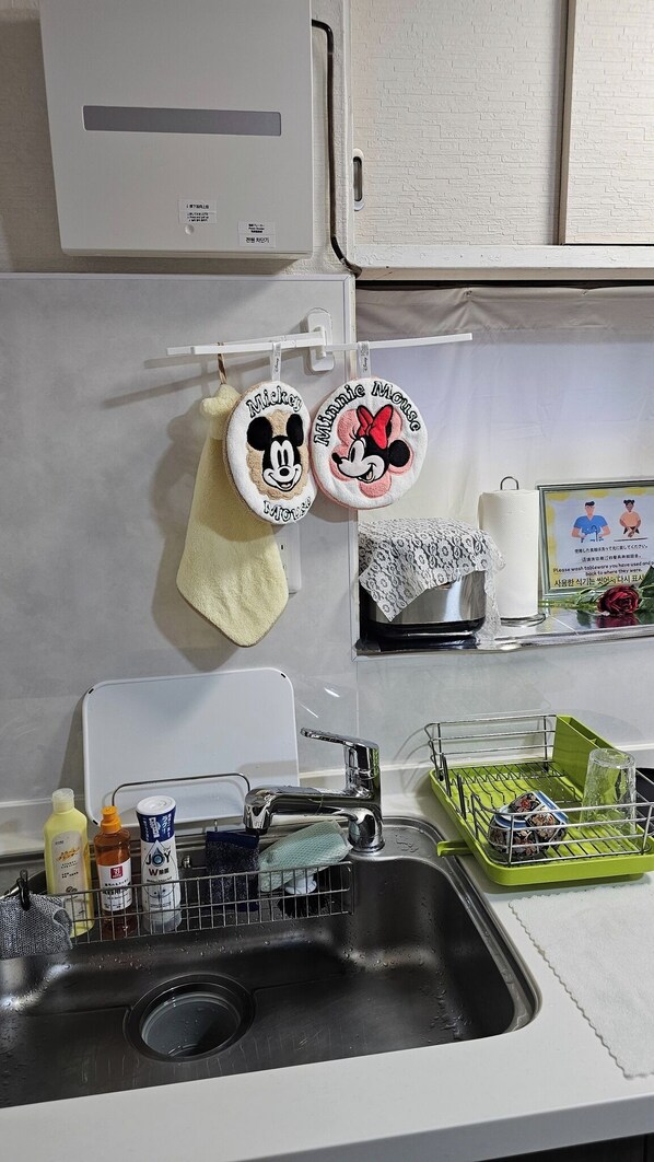 Kühlschrank, Mikrowelle, Herdplatte, Kochgeschirr/Geschirr/Besteck