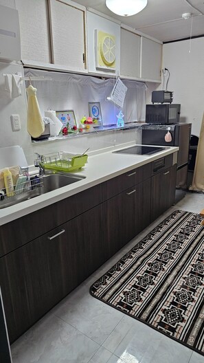 Refrigerador, microondas, parrilla de estufa y utensilios de cocina