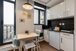 Réfrigérateur, micro-ondes, plaque de cuisson, cafetière/bouilloire