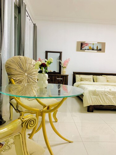 Cozy 1-bedroom apartment in charming Abu Dhabi with AC, WiFi