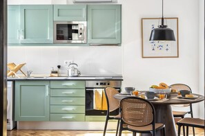 Réfrigérateur, micro-ondes, four, cafetière/bouilloire