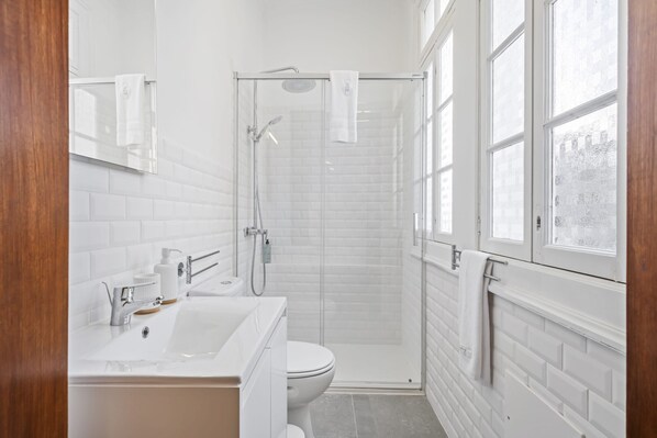 Douche, sèche-cheveux, serviettes fournies