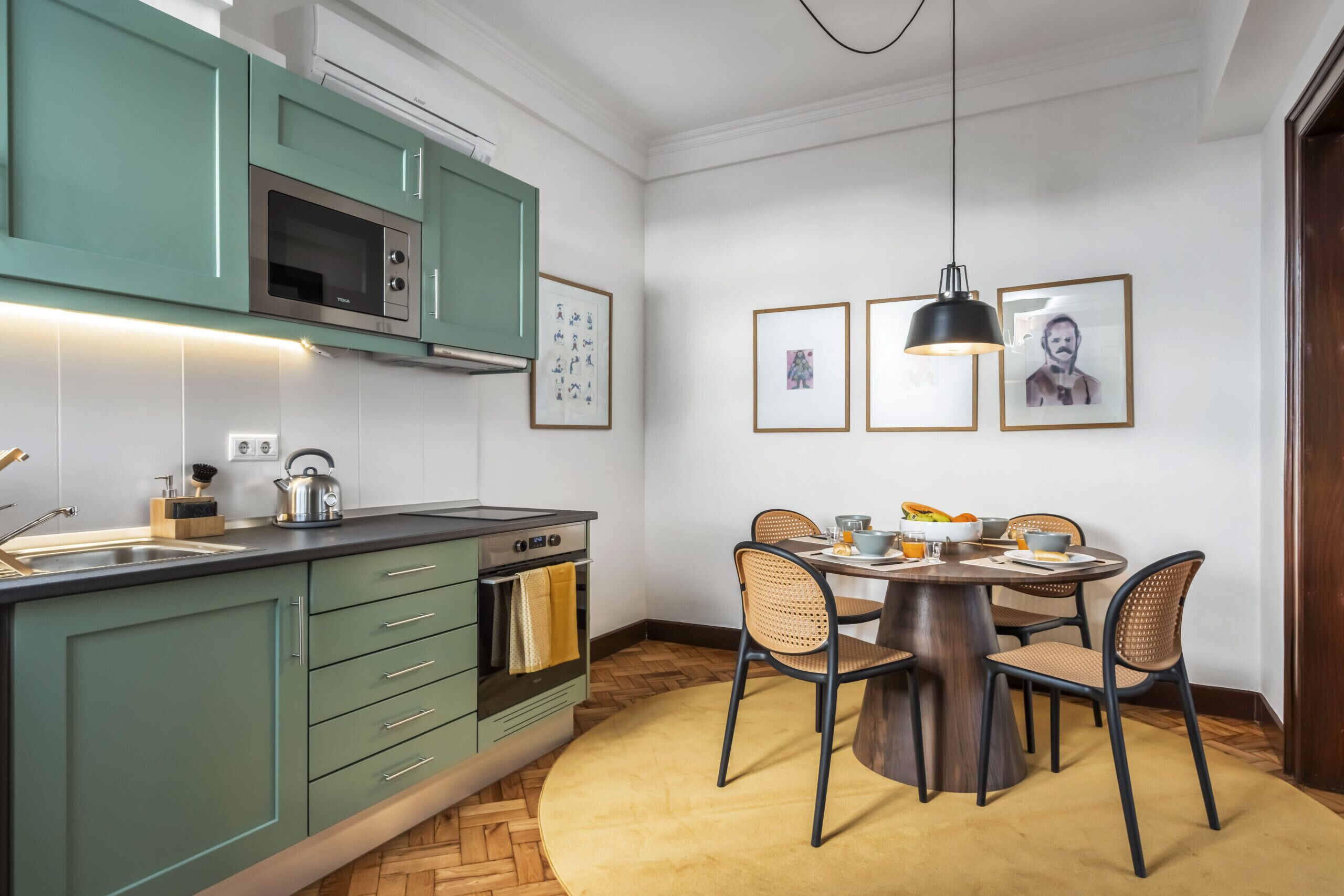 Kühlschrank, Mikrowelle, Ofen, Wasserkocher mit Kaffee-/Teezubehör