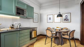 Kühlschrank, Mikrowelle, Ofen, Wasserkocher mit Kaffee-/Teezubehör