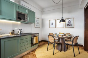 Fridge, microwave, oven, coffee/tea maker