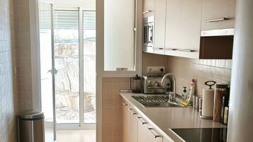 Een koelkast, een microgolfoven, een kookplaat, een vaatwasser