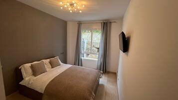 2 bedrooms, iron/ironing board, internet, bed sheets