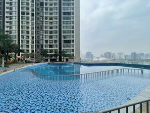 Indoor pool, seasonal outdoor pool, lifeguards on site - Vinhomes Sky Lake Luxury - Chup Housing  (Hanoi)