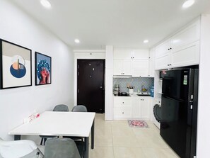 Luxury Apartment, 3 Bedrooms, Lake View | Private kitchen - Vinhomes Sky Lake Luxury - Chup Housing  (Hanoi)
