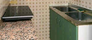 Micro-ondes, batterie de cuisine, vaisselle et ustensiles