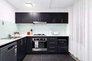 Fridge, microwave, oven, stovetop - Brunswick 2B Living Near Sydney Rd w/ Free Parking (Brunswick)