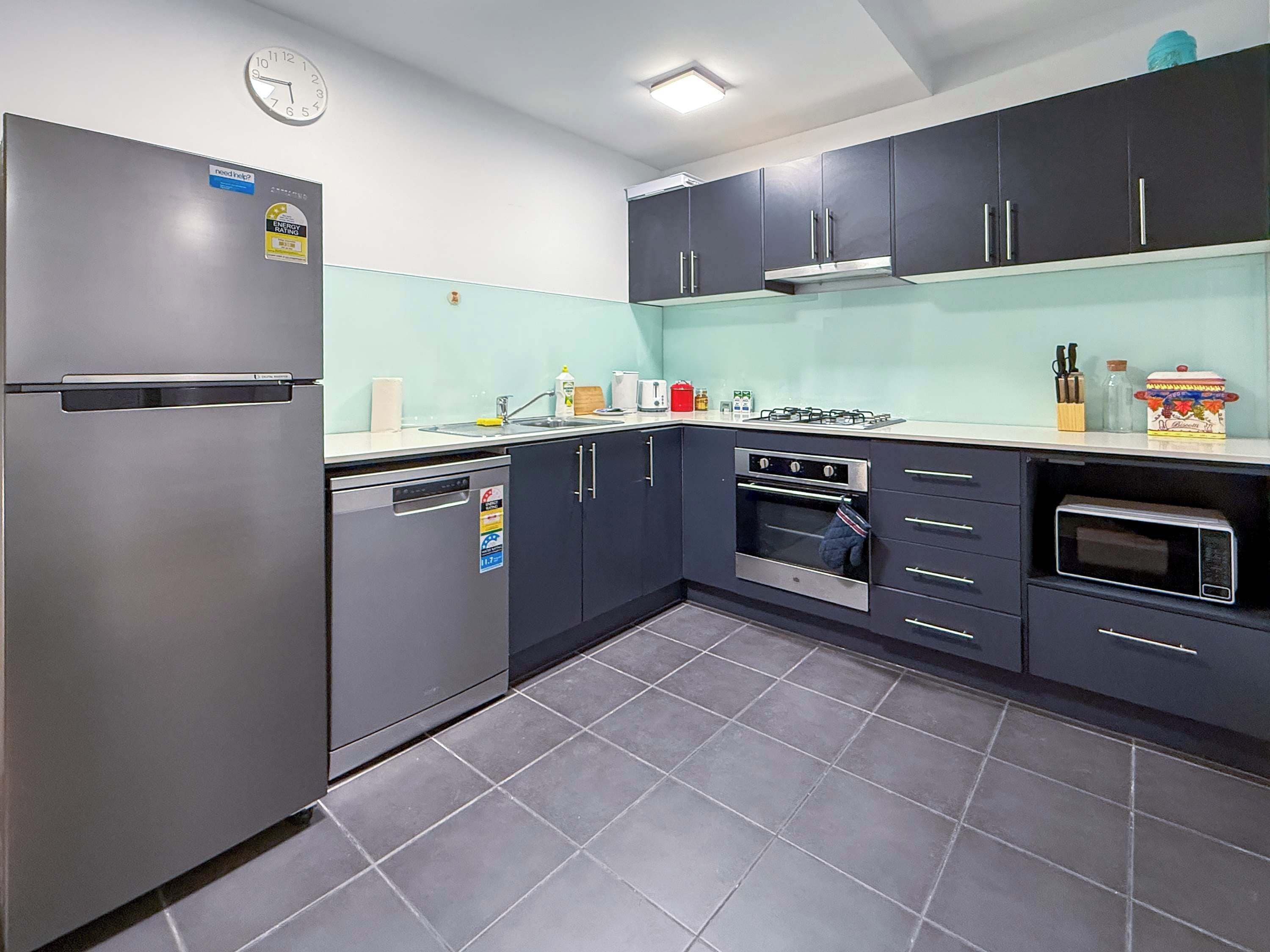 雪櫃、微波爐、焗爐、爐具