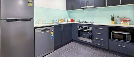 Réfrigérateur, micro-ondes, four, plaque de cuisson