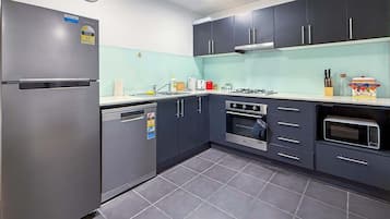 Frigorífico, microondas, horno y placa de cocina