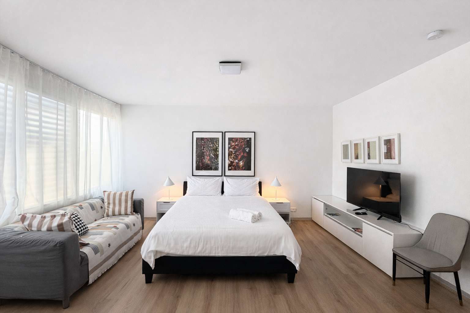 2 bedrooms, desk, iron/ironing board, WiFi