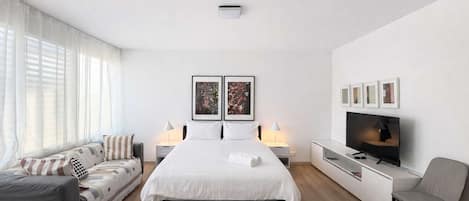 2 bedrooms, desk, iron/ironing board, WiFi