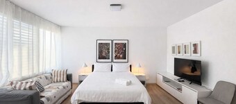Brunswick 2B Living Near Sydney Rd w/ Free Parking
