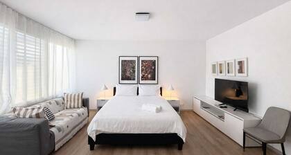 Brunswick 2B Living Near Sydney Rd w/ Free Parking