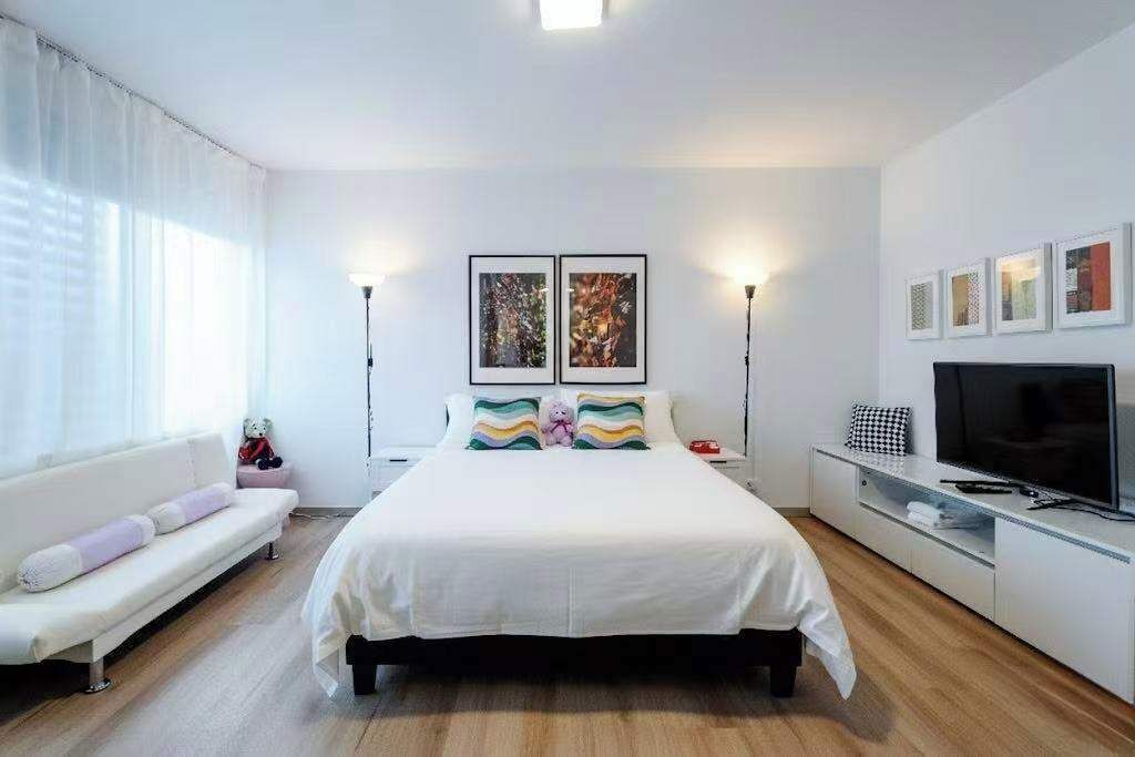 2 bedrooms, desk, iron/ironing board, WiFi