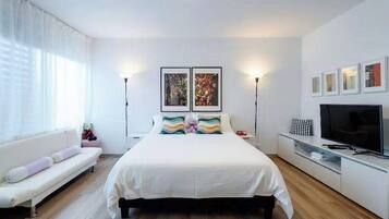 2 bedrooms, desk, iron/ironing board, WiFi