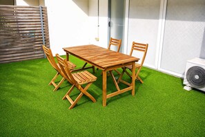 Outdoor dining - Brunswick 1BR: City & Comfort w/ Free Parking (Brunswick)