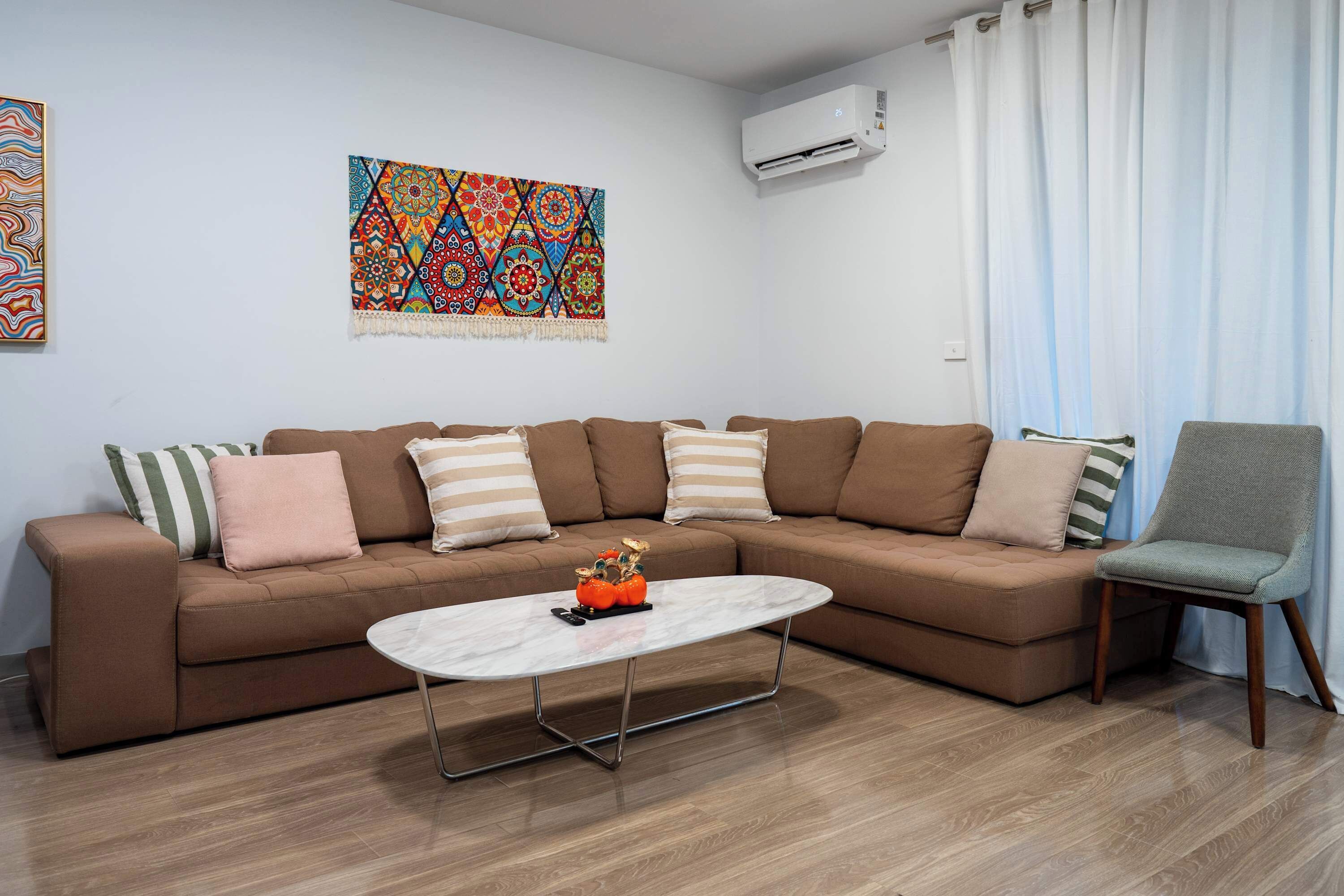 Televisión y oficina 