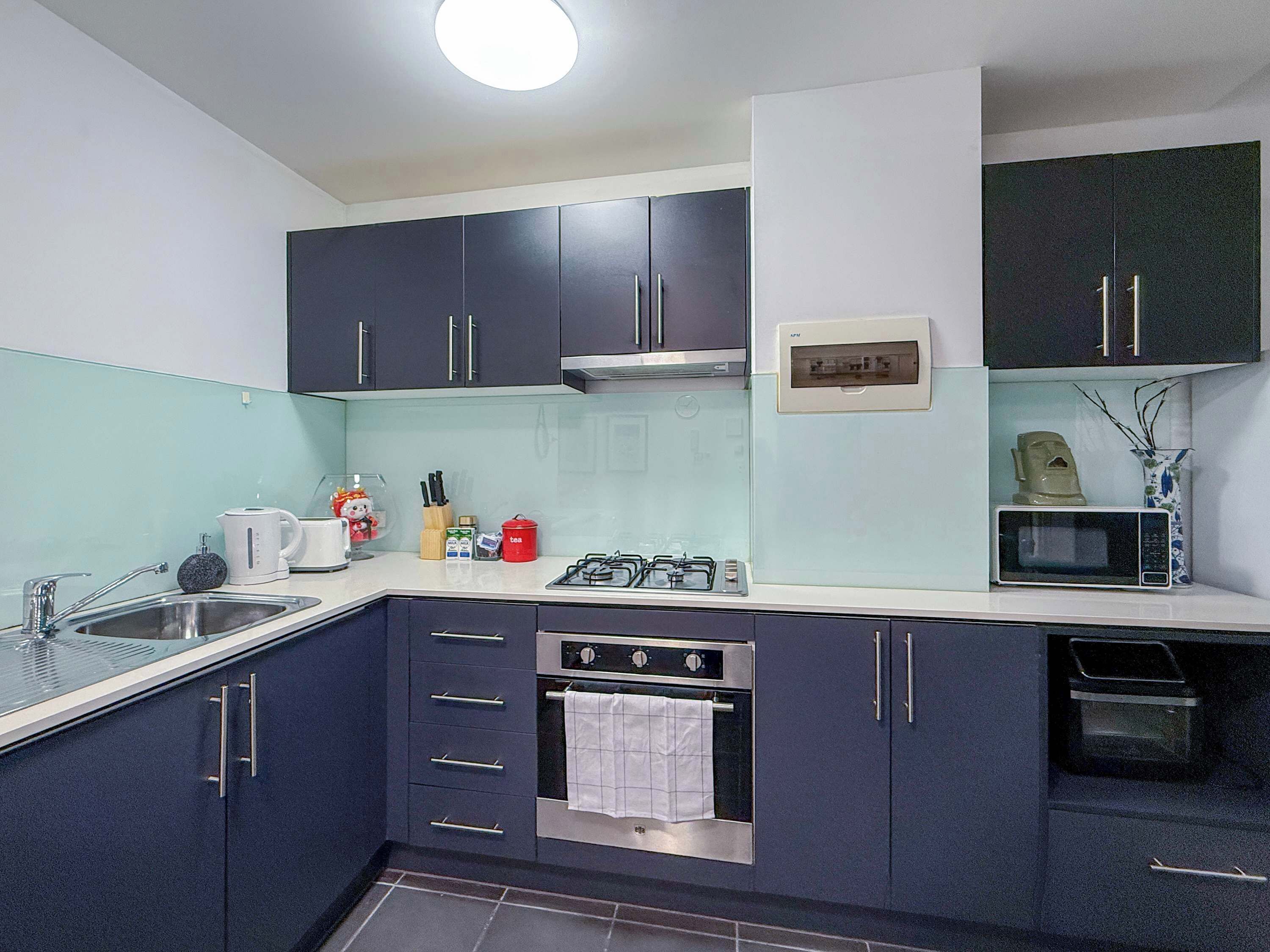 Refrigerador, microondas, horno y parrilla de estufa 