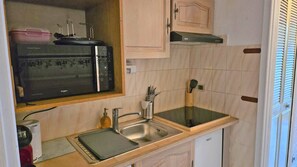 Kühlschrank, Mikrowelle, Kochgeschirr/Geschirr/Besteck