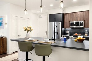 Jääkaappi, mikroaaltouuni, uuni, liesi