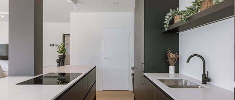 Een koelkast, een microgolfoven, een oven, een kookplaat