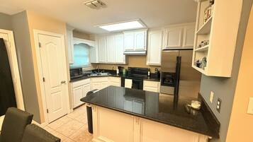 Micro-ondes, four, plaque de cuisson, lave-vaisselle