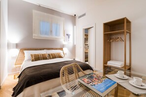 4 habitaciones, tabla de planchar con plancha y cuna de viaje 