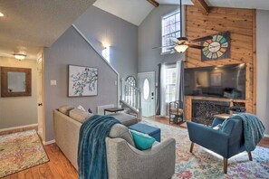 TV, fireplace, DVD player - The Cozy Cove at Cedar Creek Lake: Kayaks, Dock, Kids & Dog Friendly! (Tool)