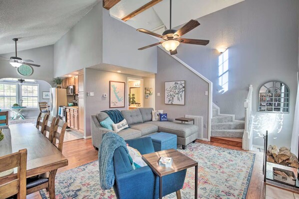 TV, fireplace, DVD player - The Cozy Cove at Cedar Creek Lake: Kayaks, Dock, Kids & Dog Friendly! (Tool)