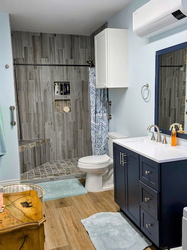 Charming 2-bedroom barndominium in marvelous Stephenville with AC, WiFi