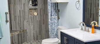 Charming 2-bedroom barndominium in marvelous Stephenville with AC, WiFi