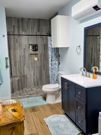 Charming 2-bedroom barndominium in marvelous Stephenville with AC, WiFi