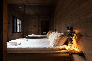 3 bedrooms, desk, travel cot, WiFi