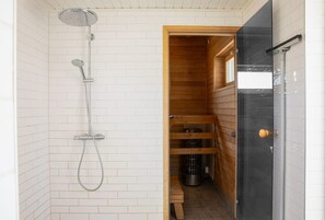 Secador de cabelo, toalhas de banho