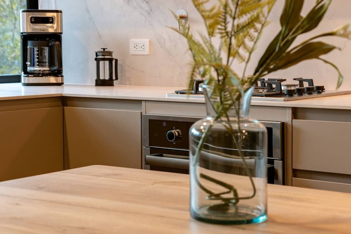 Kaffetrakter/tekoker, kjøleskap, mikrobølgeovn og ovn