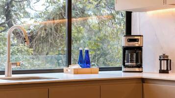 Coffee/tea maker, fridge, microwave, oven