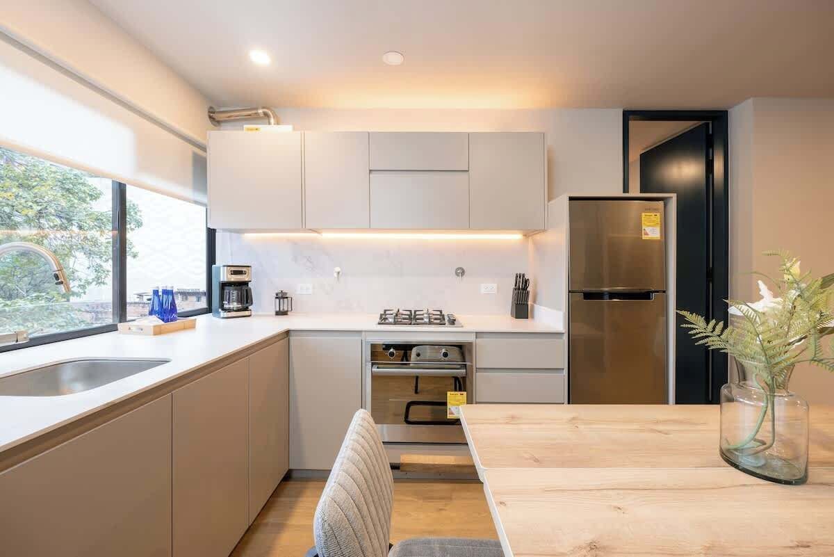 Coffee/tea maker, fridge, microwave, oven