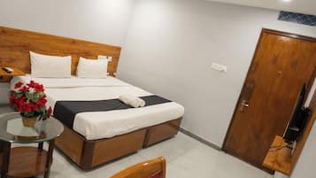 Habitación Deluxe con 1 cama doble o 2 individuales | Espacio para trabajar con un portátil y sistema de insonorización
