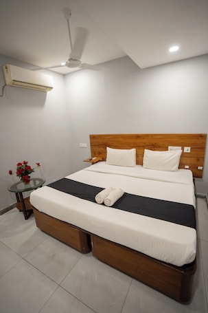 Deluxe Double or Twin Room | Laptop workspace, free WiFi