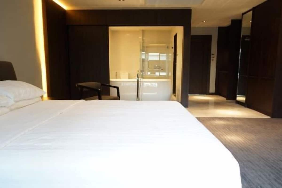 Caja fuerte, cortinas opacas, sistema de insonorización