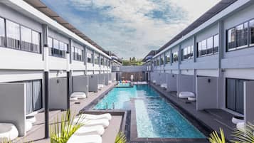 Una piscina al aire libre