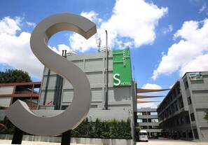 Front of property - S Ratchada Leisure Hotel (Bangkok)