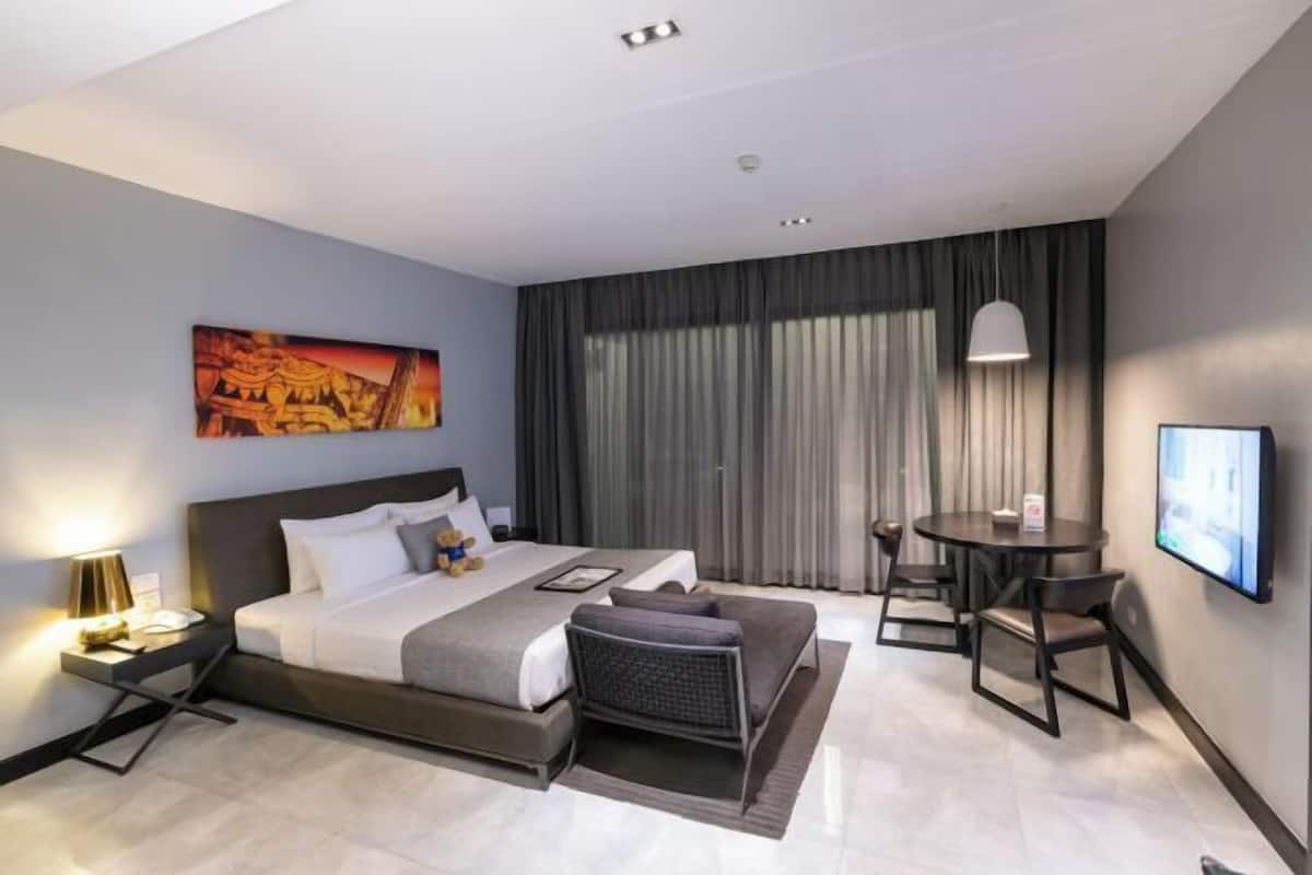In-room safe, blackout curtains, soundproofing