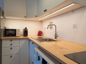 Refrigerador, microondas, horno y utensilios de cocina 
